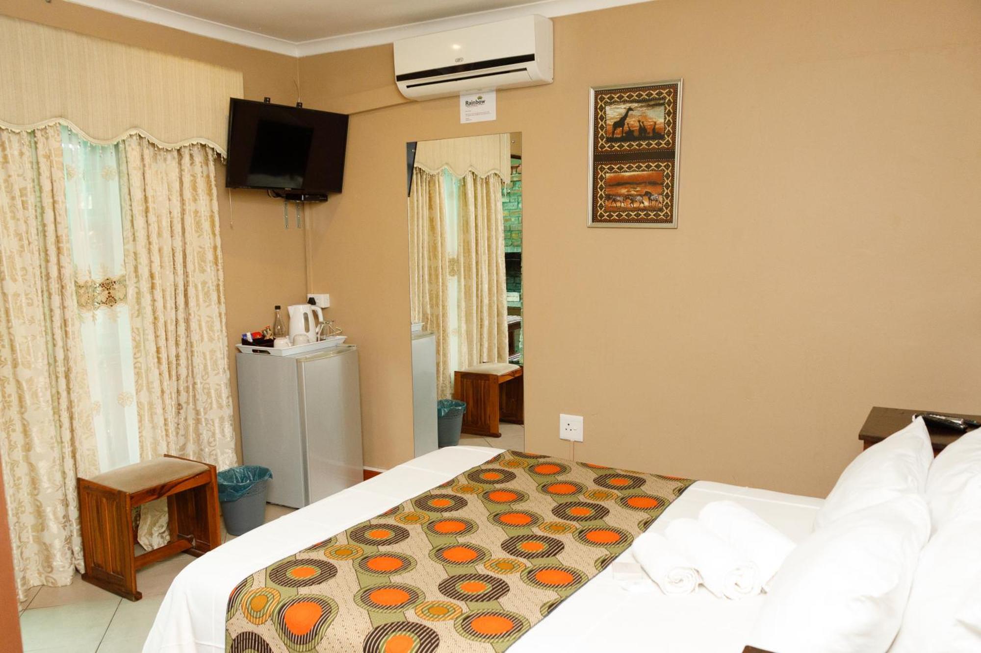 Rainbow Guest House And Tours Uitenhage ภายนอก รูปภาพ