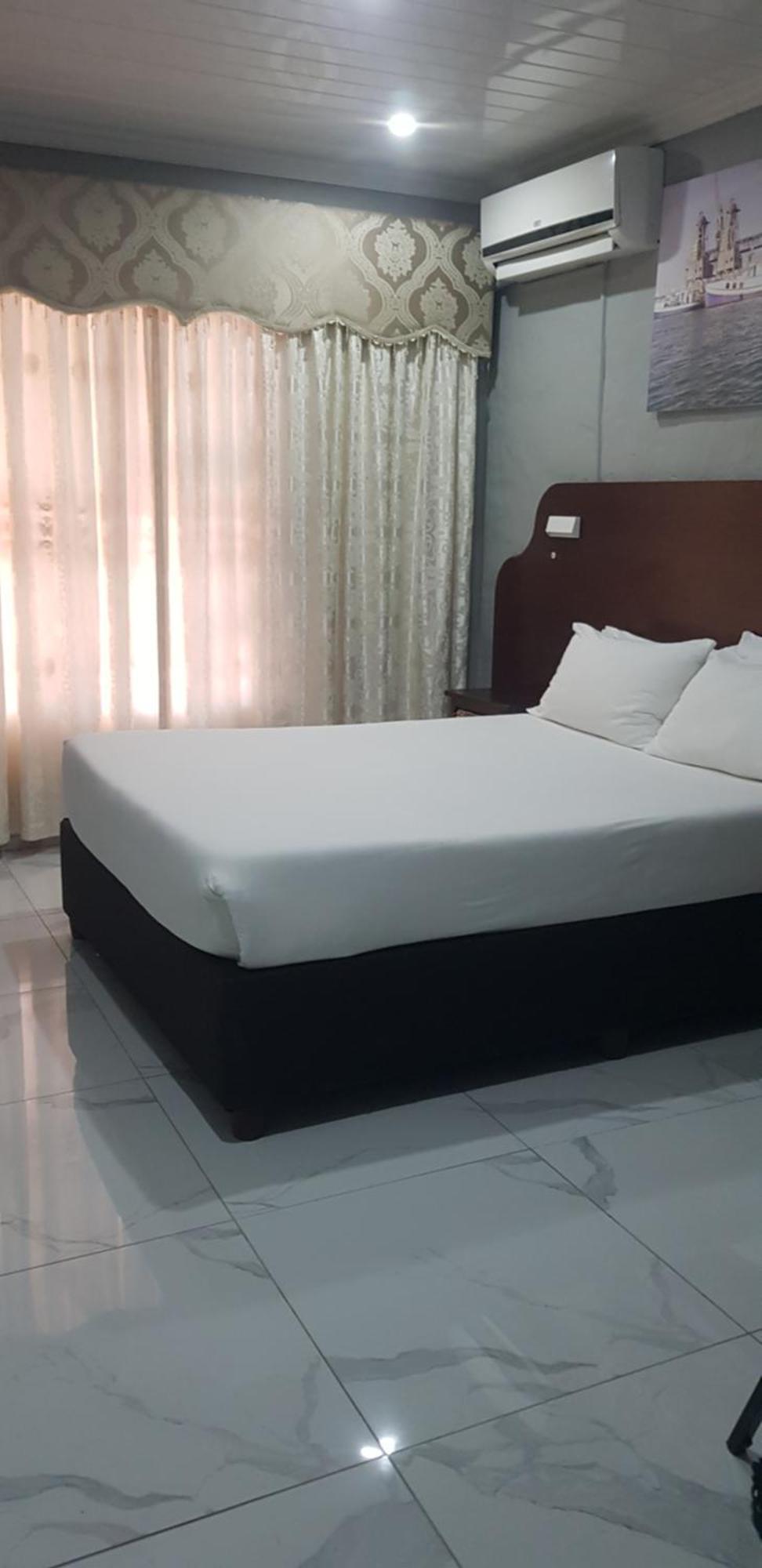 Rainbow Guest House And Tours Uitenhage ภายนอก รูปภาพ