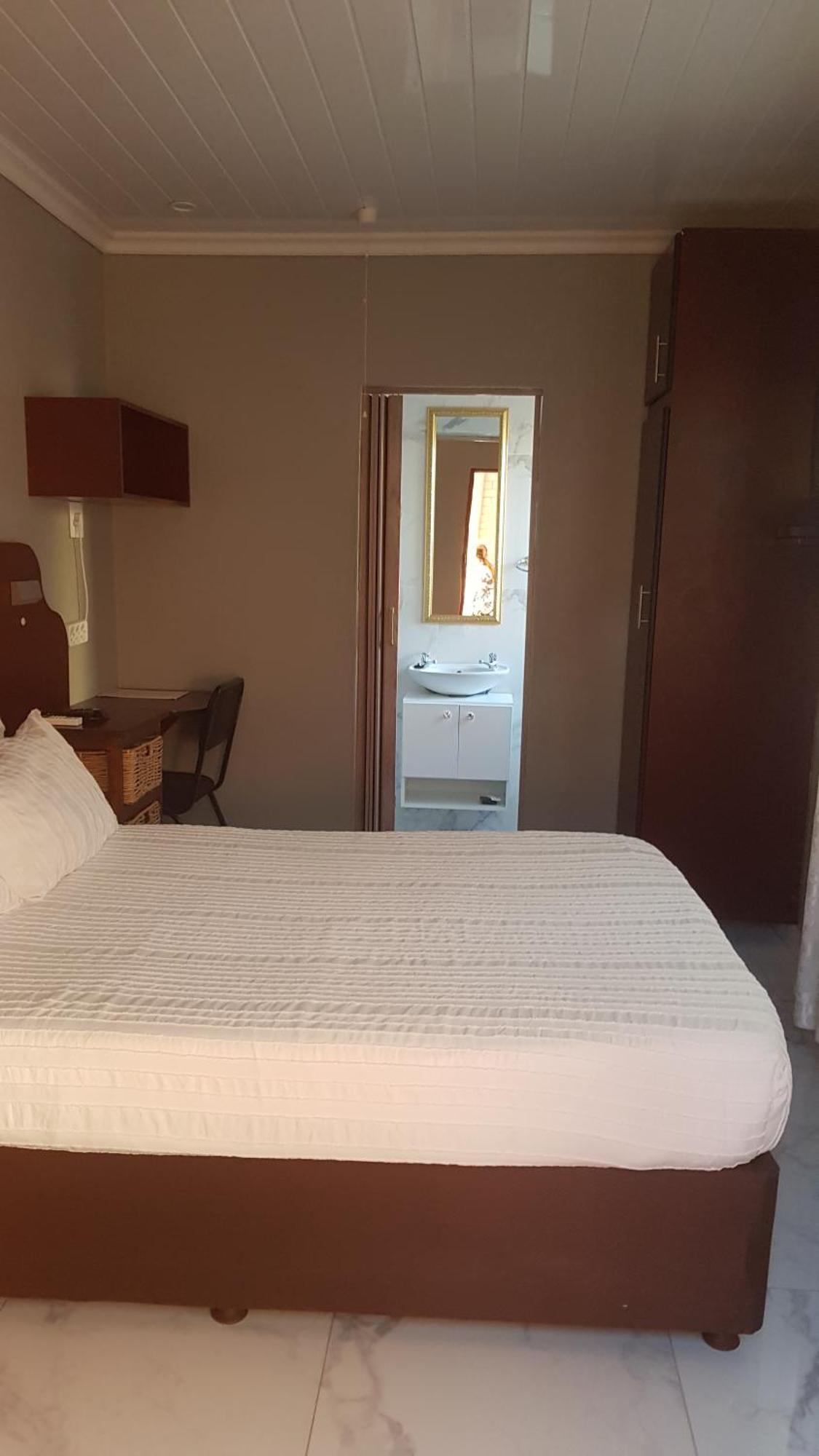 Rainbow Guest House And Tours Uitenhage ภายนอก รูปภาพ