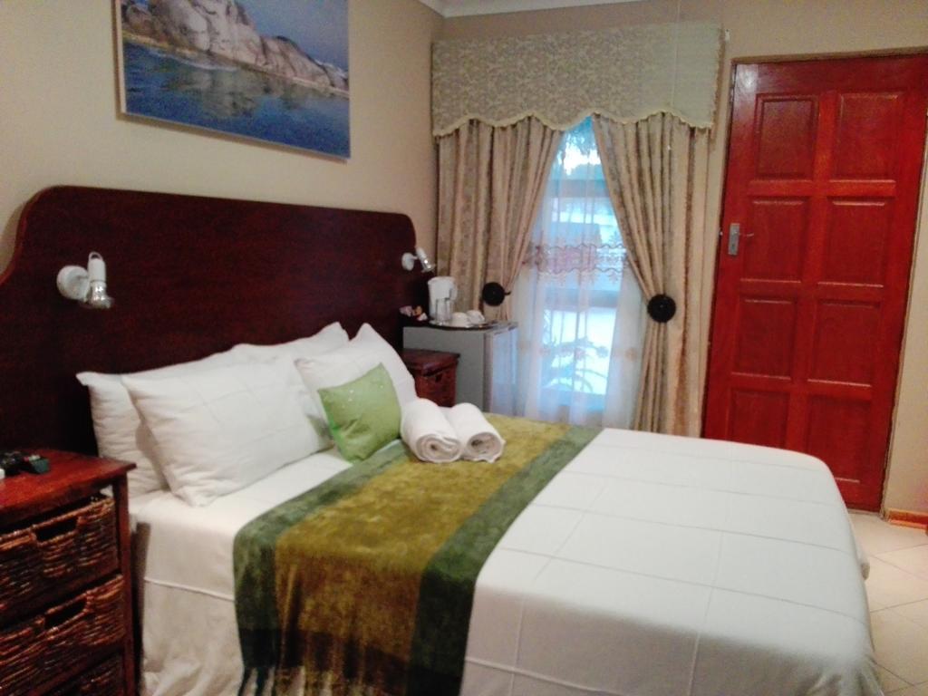 Rainbow Guest House And Tours Uitenhage ภายนอก รูปภาพ